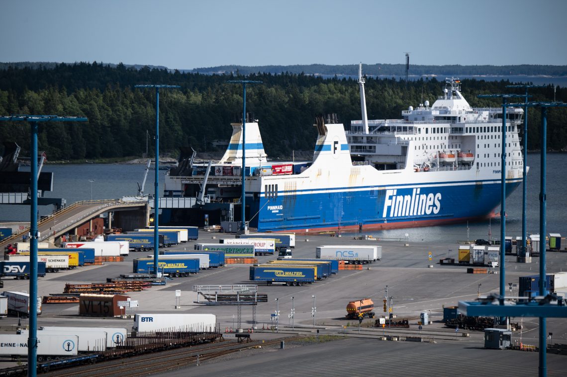 Finnlinesin Finmaid-alus Vuosaaren sataman laiturissa.